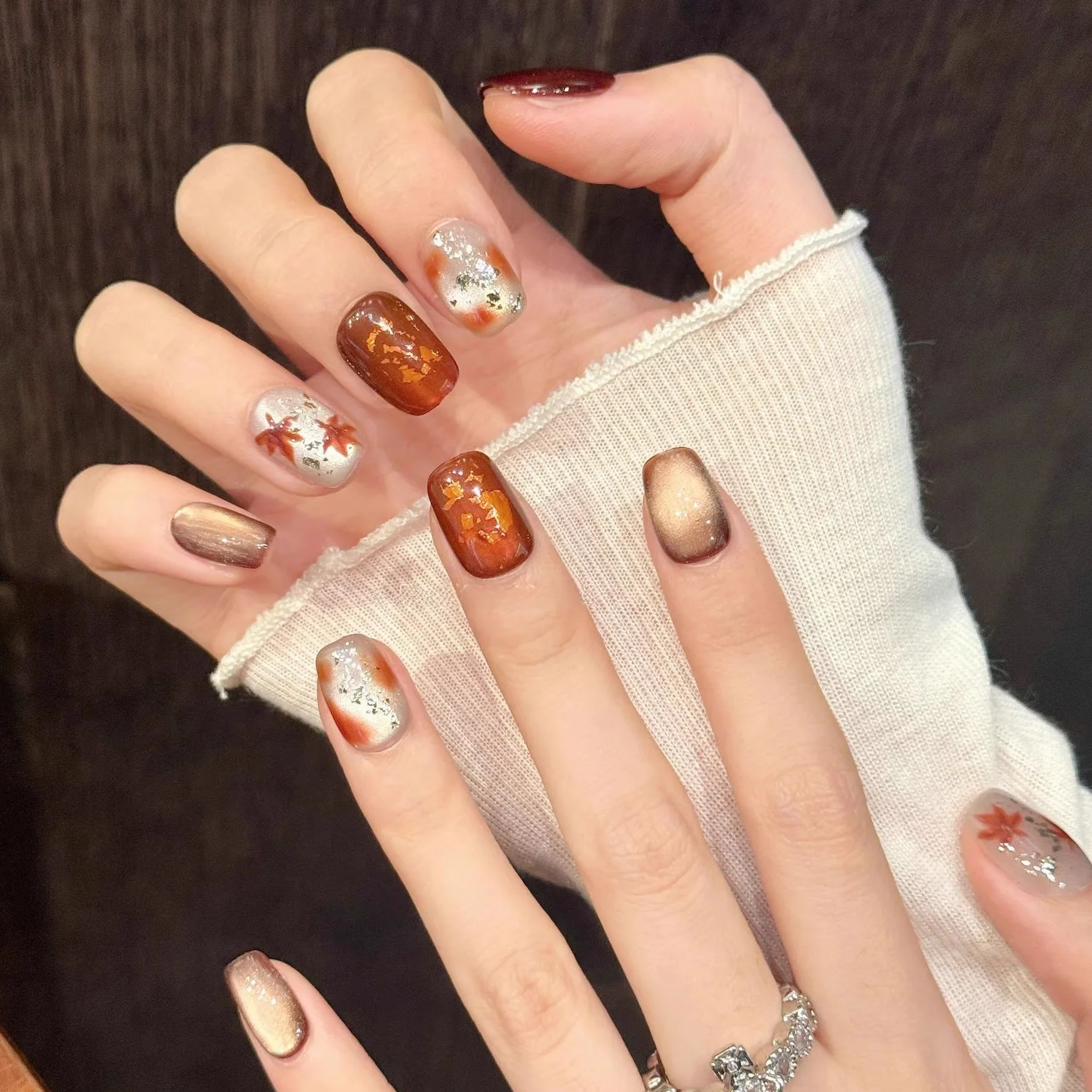 お呼ばれ ネイル にぴったりなショートネイルは、どんなデザインがおすすめですか？