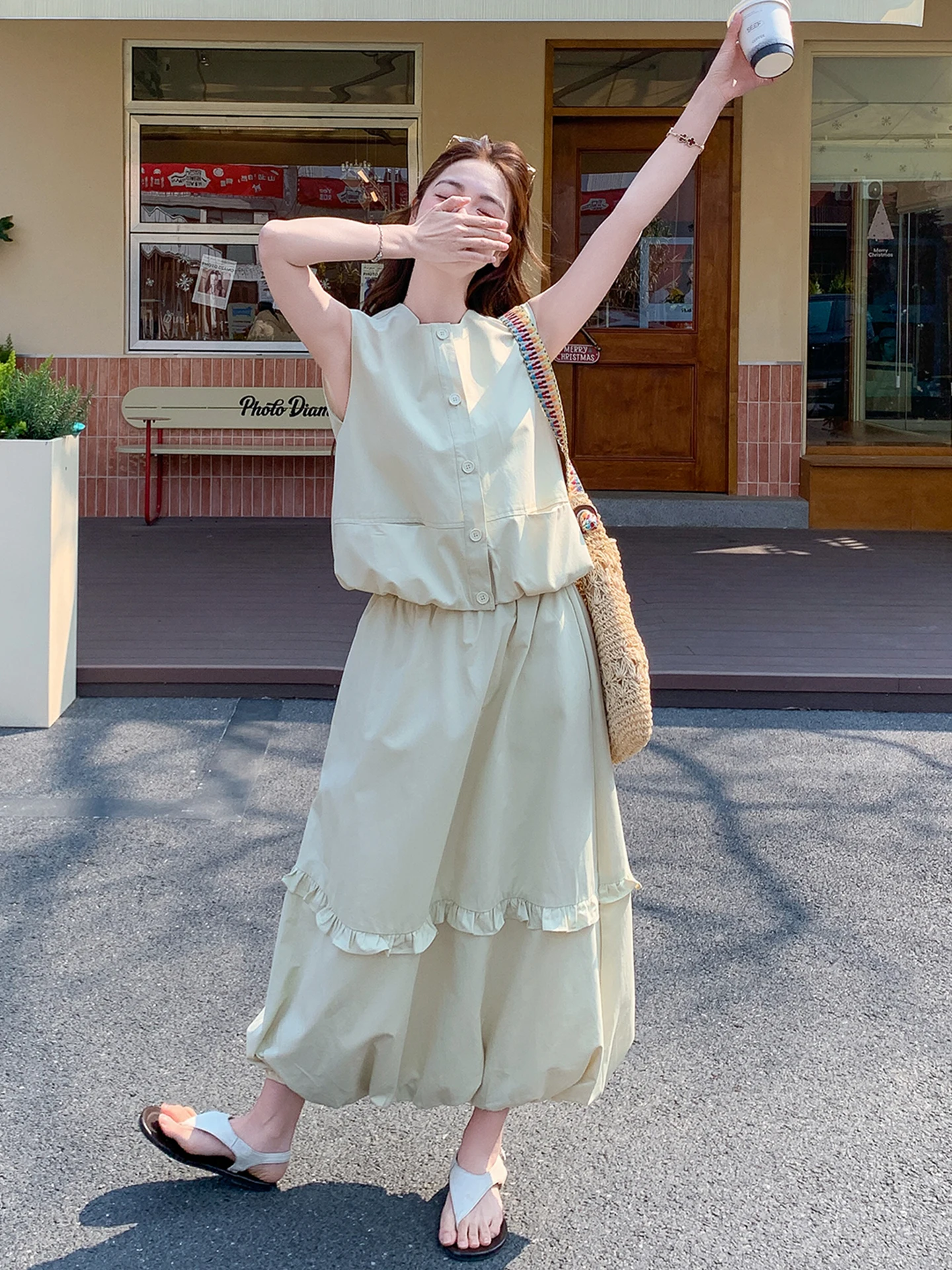 20代の女性が今季、通勤で失敗しない「浅い黄色のフレンチスタイル」は？