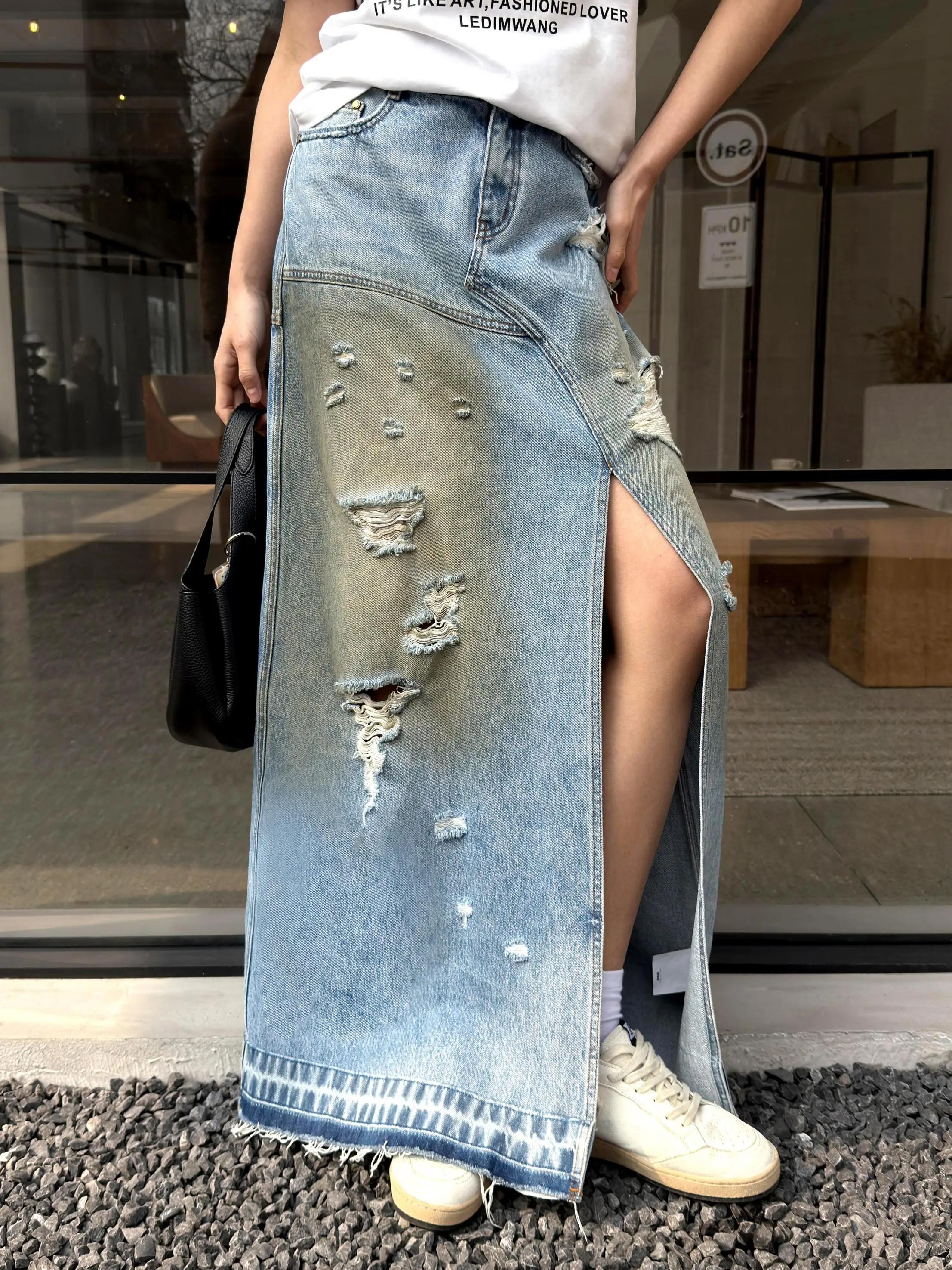 デニムフレアスカートはどう着るの？不規則デザインが魅力の「デストロイド」スタイルで失敗しないコーデを解説