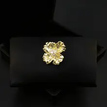 個性的な金色の皺あり花型ブローチ【高級スーツアクセサリー・ジャケット用】