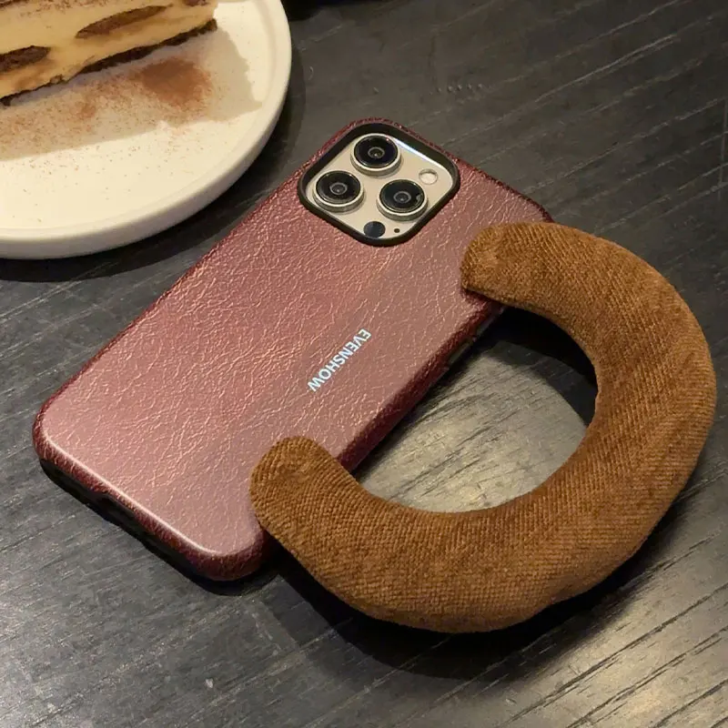 iPhone12 ケース ショルダー どんな風に使えばいい？通勤や日常で活きるリアルな使い方を解説