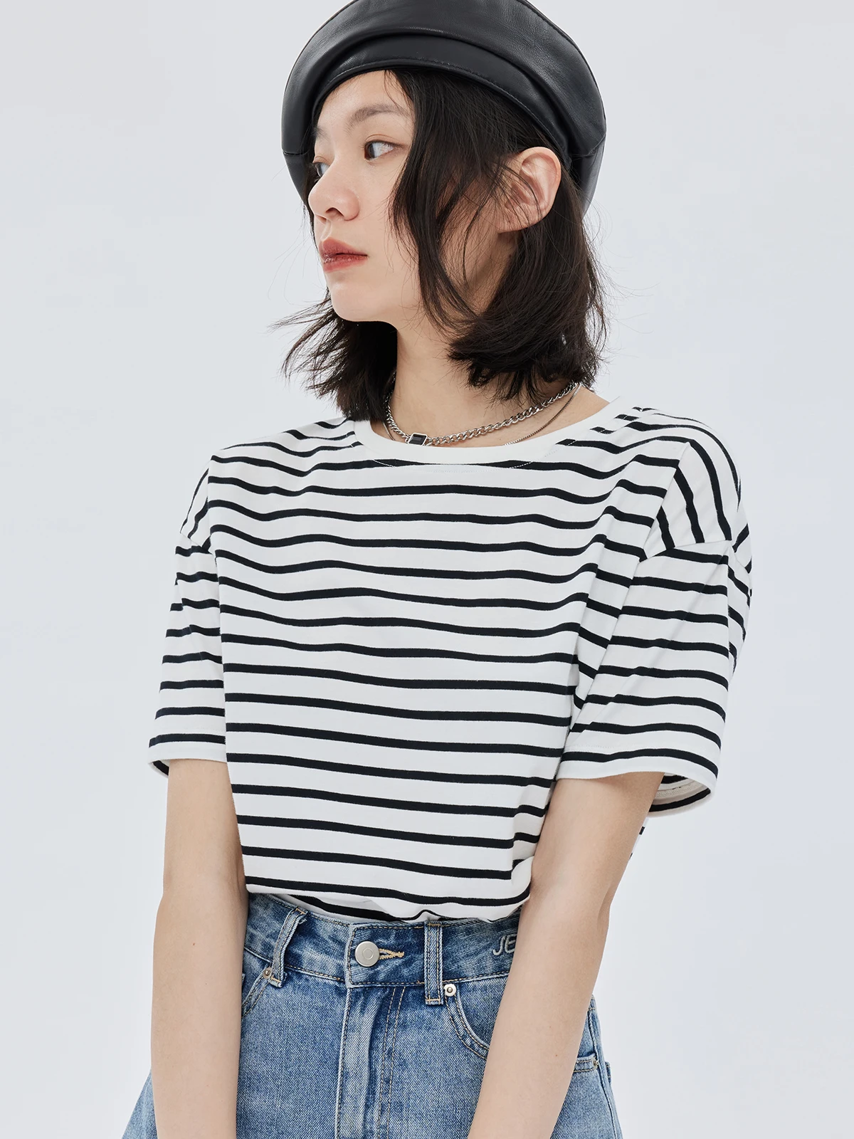 50代ファッションに合う落肩デザインTシャツ｜黒白ストライプとゆったりシルエットの定義と特徴