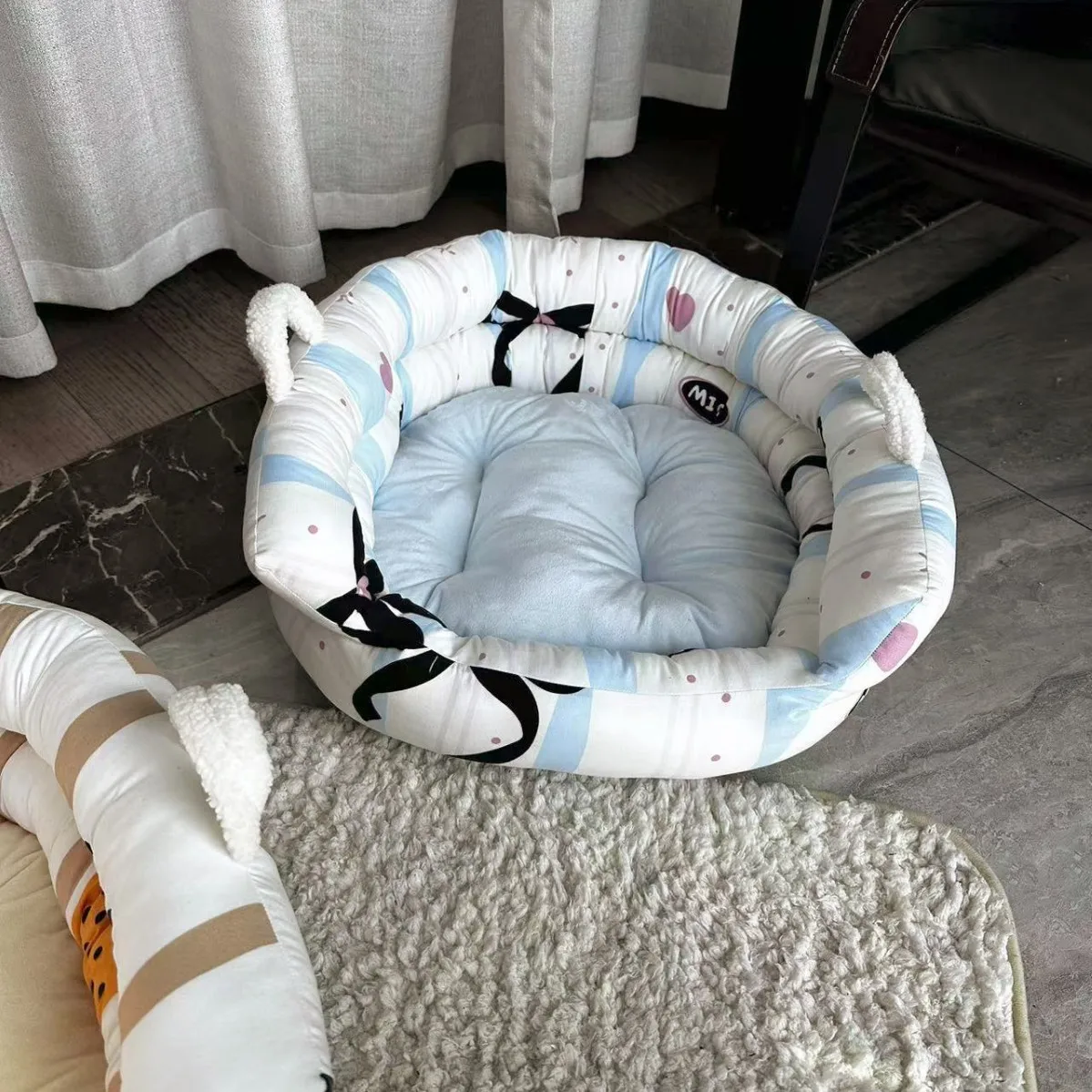愛らしいオープン型ペットソファ：小型犬用の四季通用クッション付きソファ