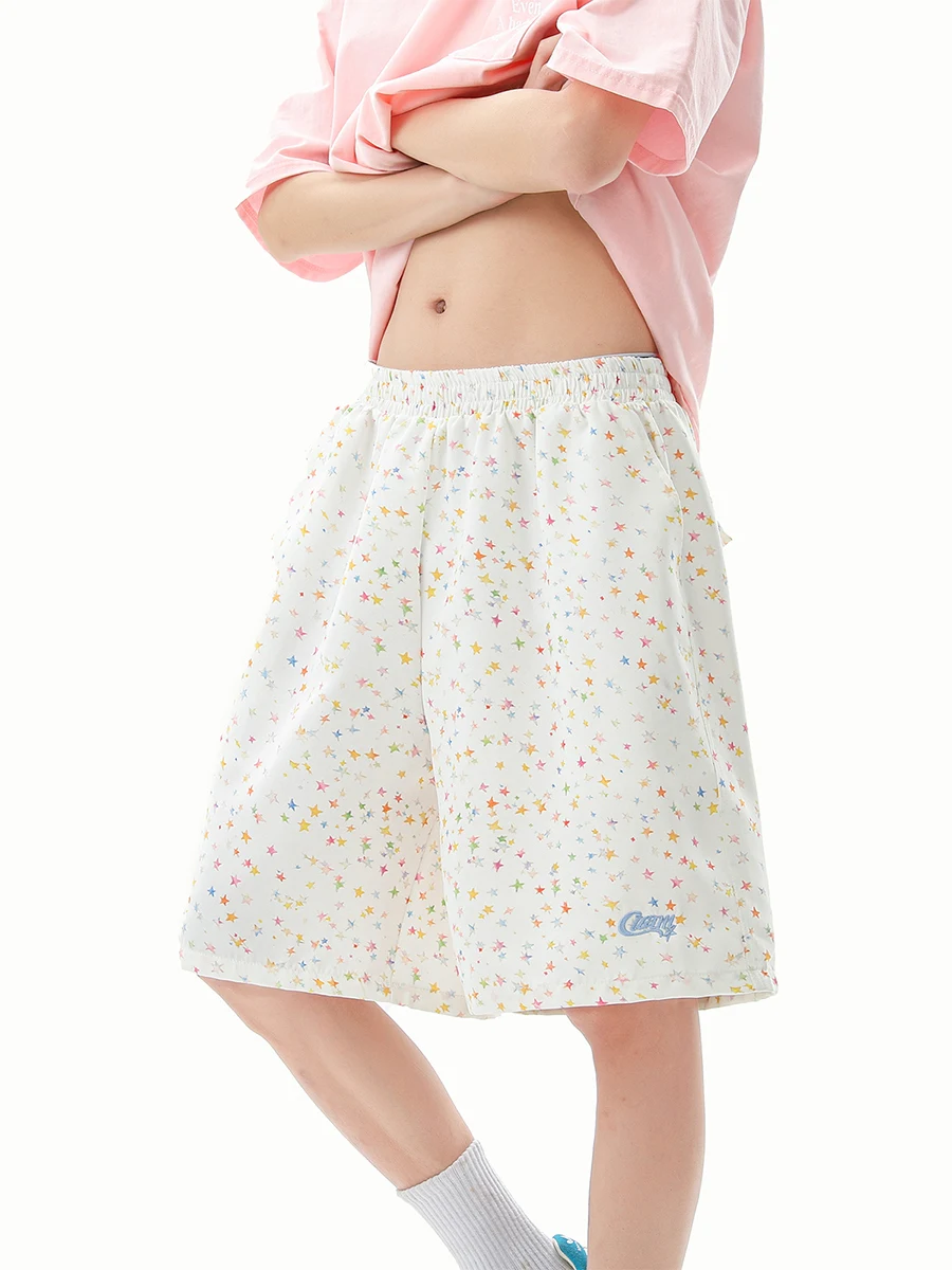 大人っぽい夏服としての星柄プリントショートパンツ：通勤風の実用性とデザインバランス