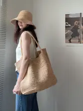 ラフィア草の手編みトートバッグ【ビーチ・肩掛け・ファッショナブル】（セットアップ対応）