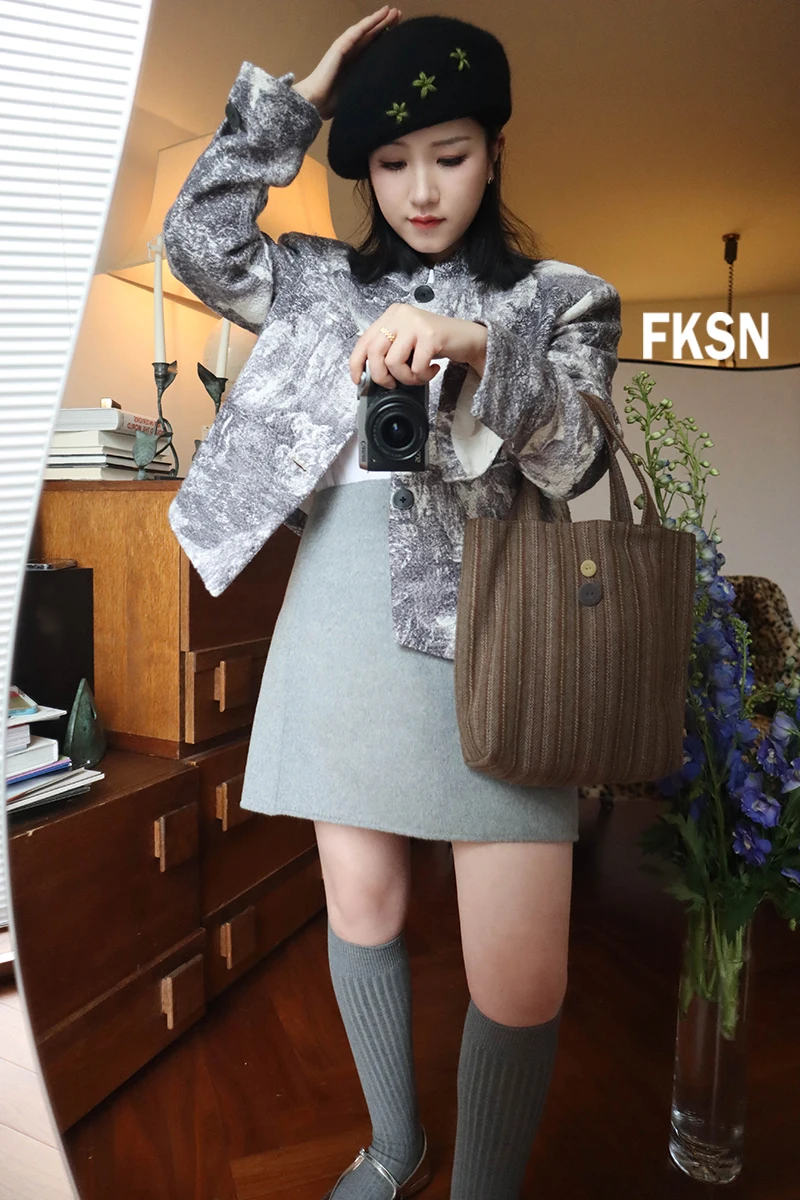 赤と青の刺繍ベレー帽：女性向け冬用ファッションアイテムのスタイルと機能