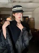保温性抜群のウィメンズケープ【秋冬用・旅行に最適・スタイリッシュデザイン・スリット付き】