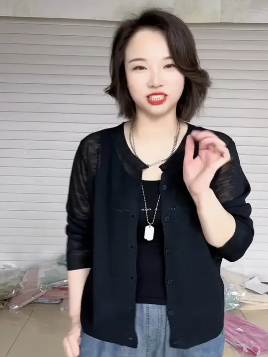 大人の魅力を引き出す！長袖ブラックニットカーディガン【軽やかでシンプル・女性用】