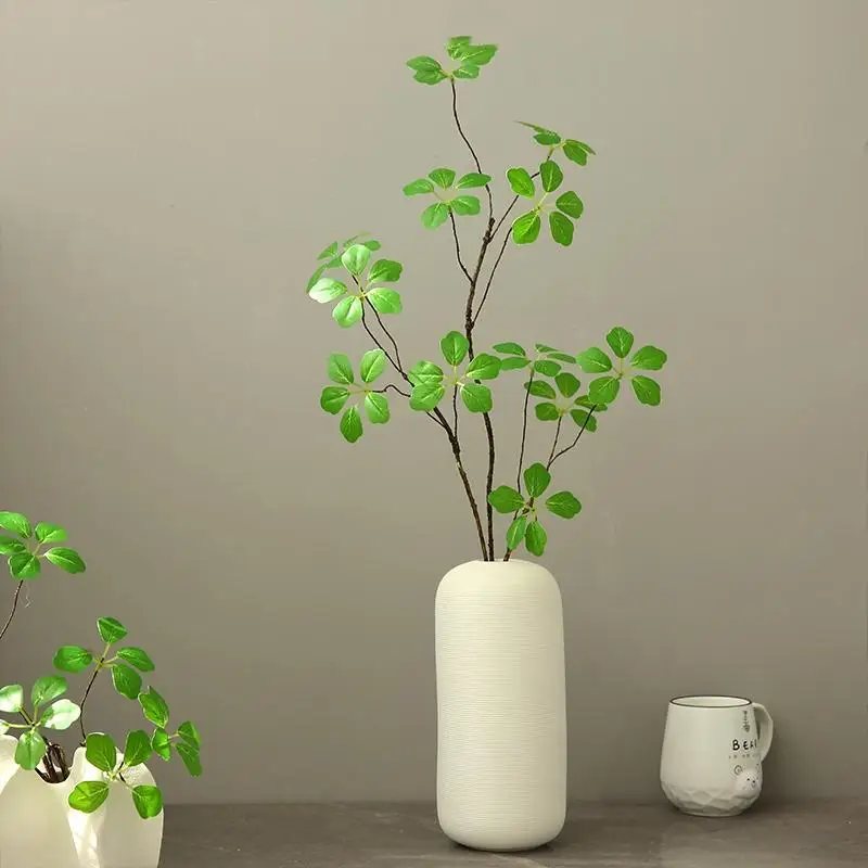 おうち時間を豊かにするおすすめアイテム 完全ガイド リアルな造花と北欧風時計のバランス