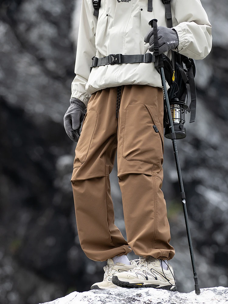 防水・防風の高機能アウトドア登山パンツ：キャンプギア おしゃれの実用性とデザインバランス