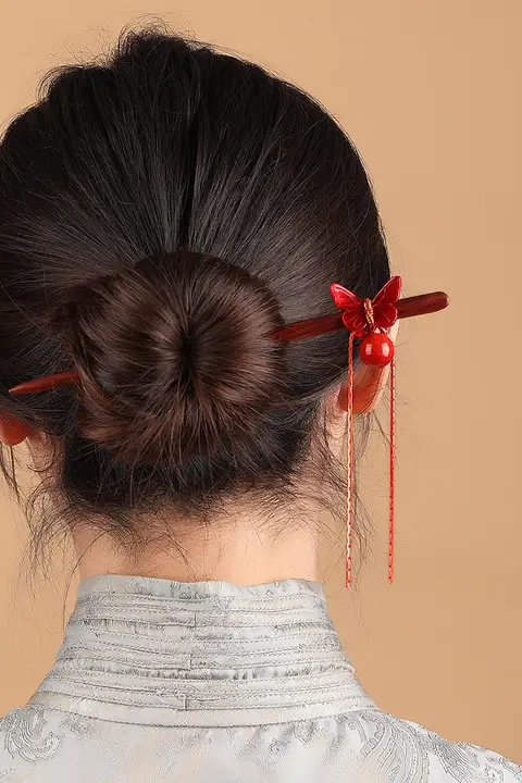 蝶柄の赤檀木製ヘアクリップ【新中式・流れる房飾り・赤色・アップスタイルに最適】