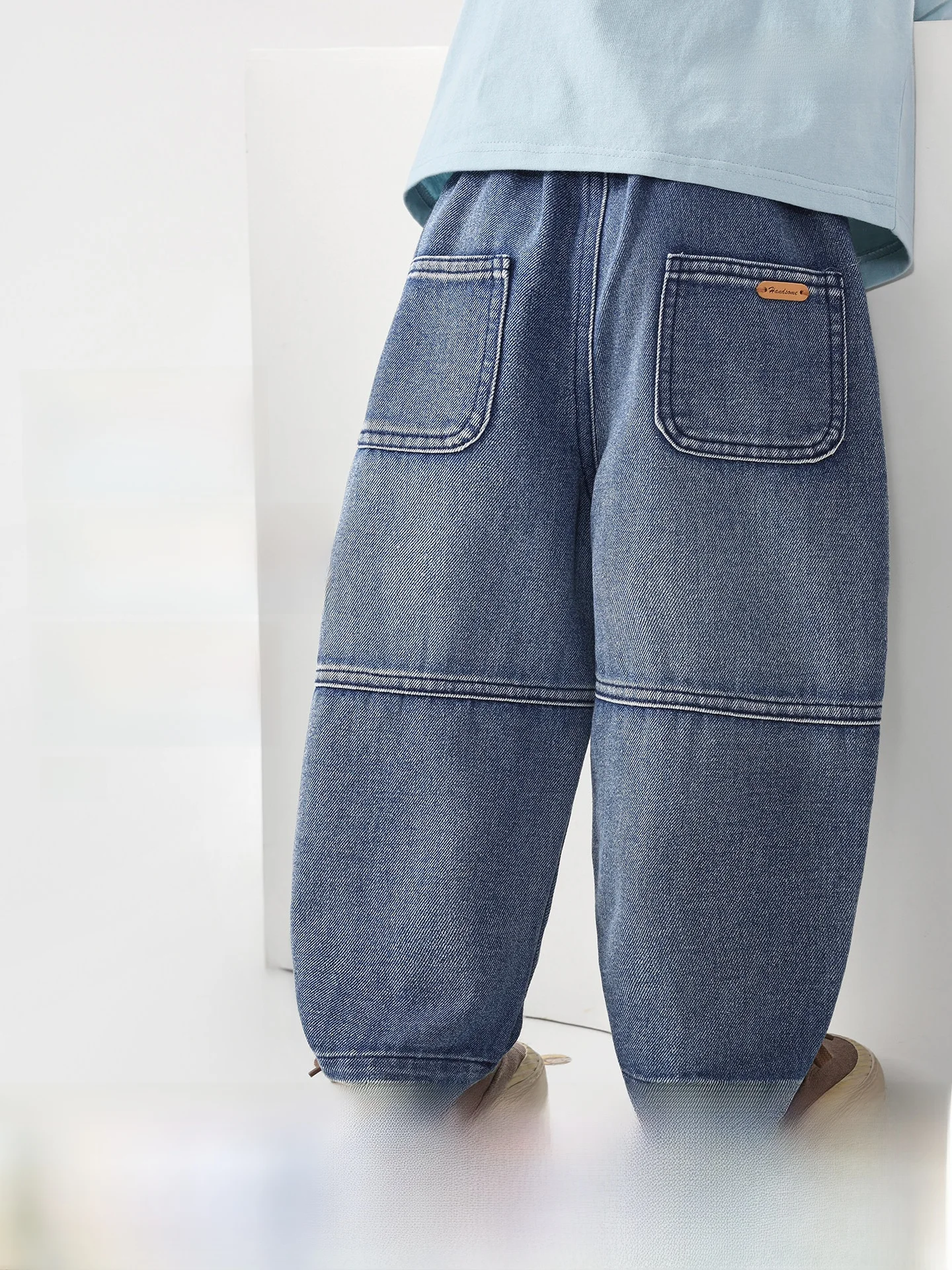 男の子用デニムパンツ：春秋に最適な中腰・ウエストゴム仕様のカジュアルスタイル
