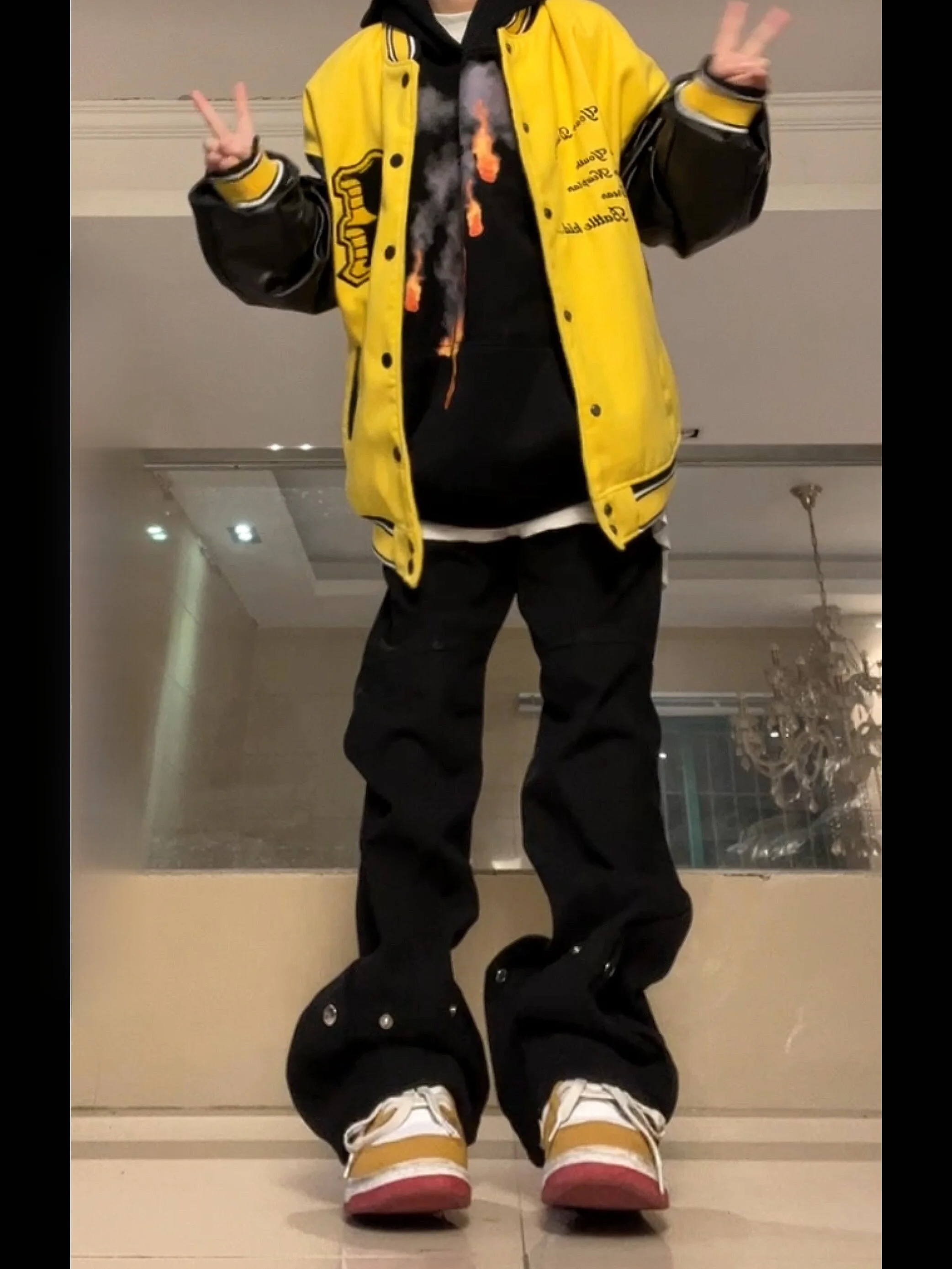 かっこいいズボン メンズ どう選ぶ？黒いワイドストレートが通勤から夜のデートまで支える理由