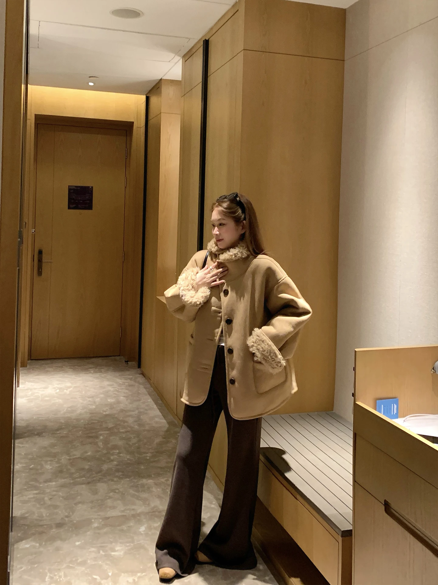 リバーシブルコートの保温性と防風性能を実証する女性向けボアアウター