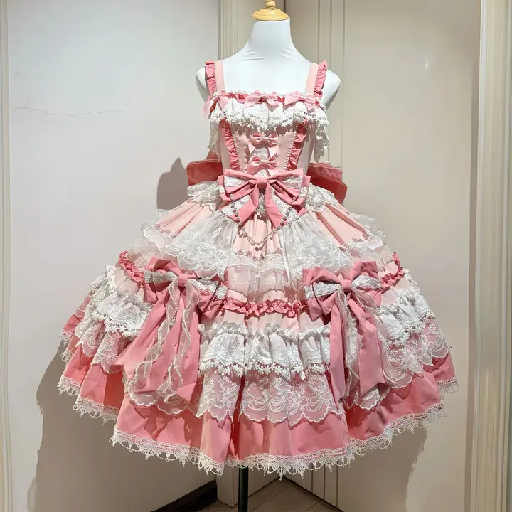 ロリータスタイルの美しいピンクドレス【大きなトレーン付き・ドールのようなデザイン・華やかな装飾】