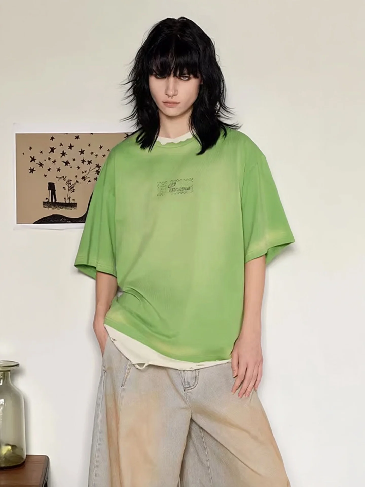 ダメージ加工のグリーンTシャツ：色あせ復活に適したユーズド感デザインの実用性解析