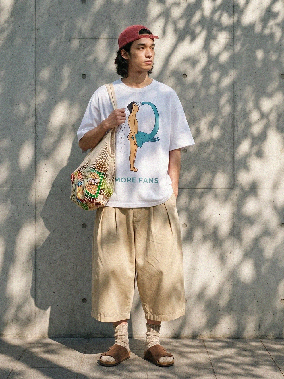「象と三人の笑い声」が印象的なプリントTシャツは、どんな人にぴったり？