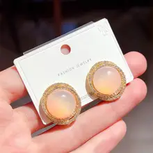ピンク猫目石デザインのラウンドピアス【微光水晶使用・おしゃれでシンプルな個性派】