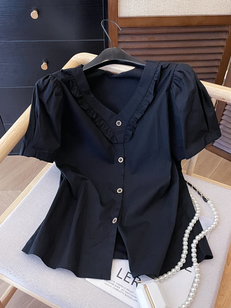黒シャツをオシャレに着るには？実は「Vネック・泡泡袖」が通勤から日常まで救う