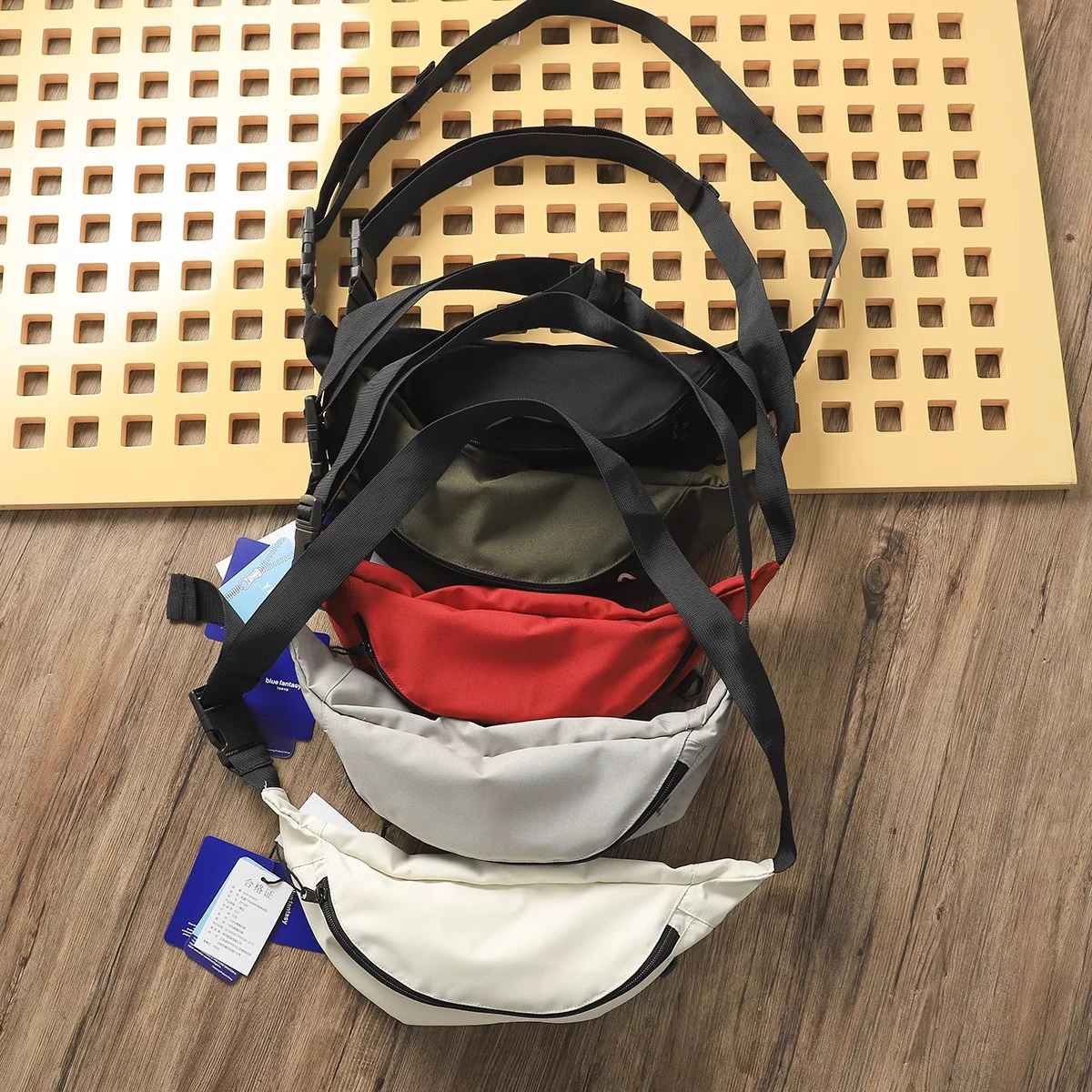 アウトドア用防水斜め掛け腰ポーチ：every day carry に最適なマルチファンクションアイテム