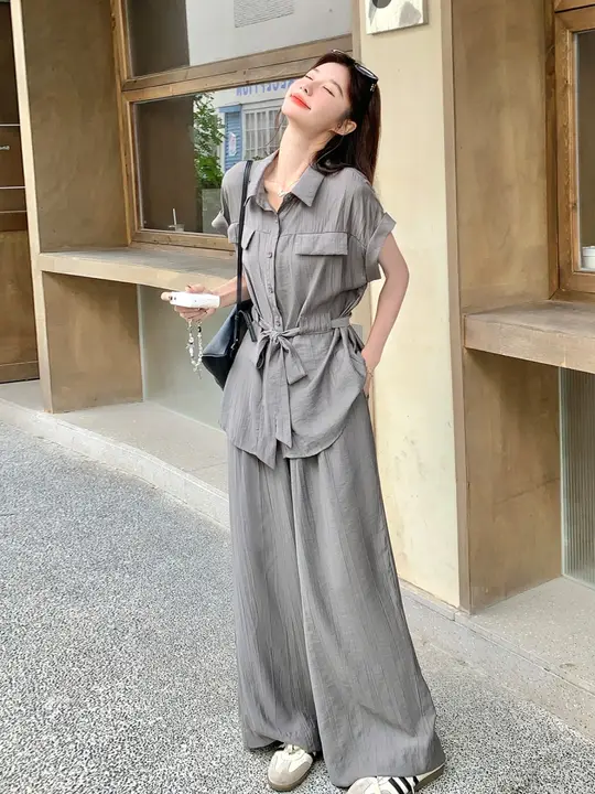 浅灰色のウエストリボン付きクールシャツとワイドパンツ（セットアップ対応）