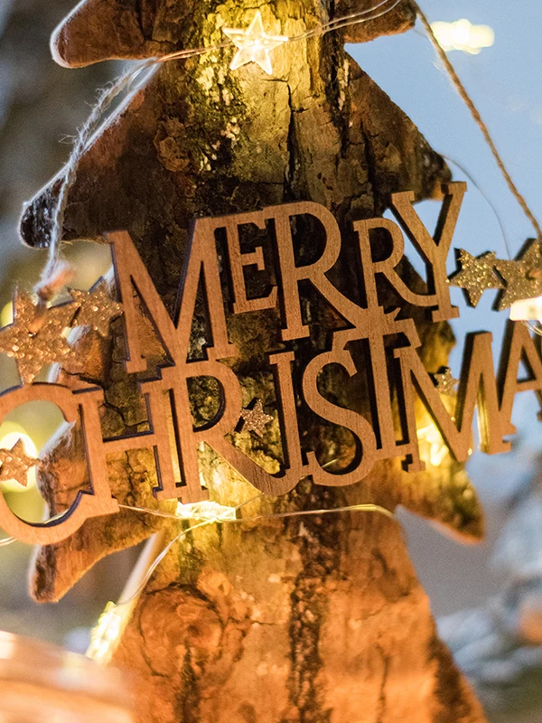Happy Holidays にぴったりなデコレーションは、木製サインで決める？