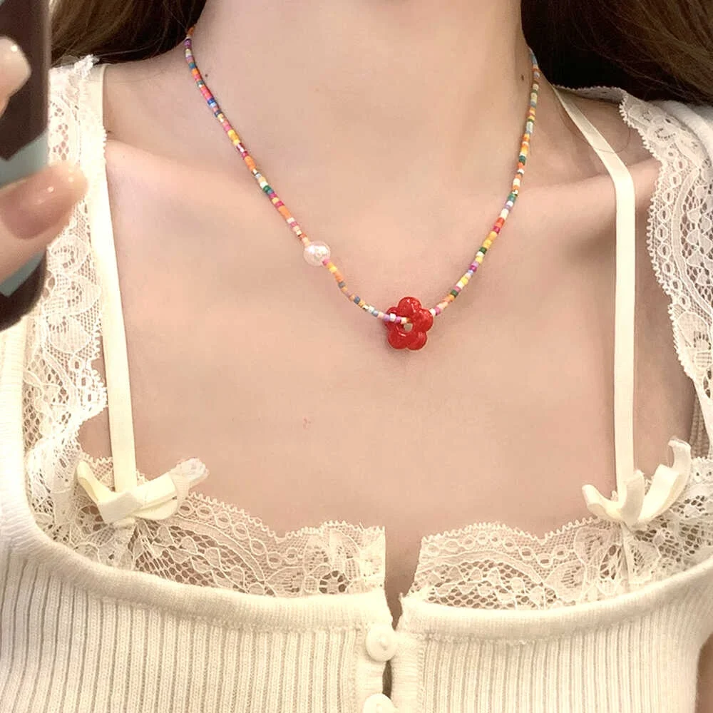 カラフルな笑顔ビーズネックレスの作り方：ハンドメイドデザインで簡単なネックレス作成ガイド