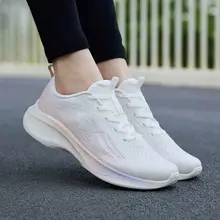 通気性のあるメッシュ素材の女子用スポーツシューズ【軽量・クッション性・ランニング用】