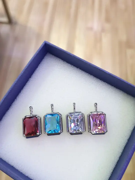 ジルコンペンダントネックレス【軽やか・デザイン性・鎖骨の美しさを引き立てる】