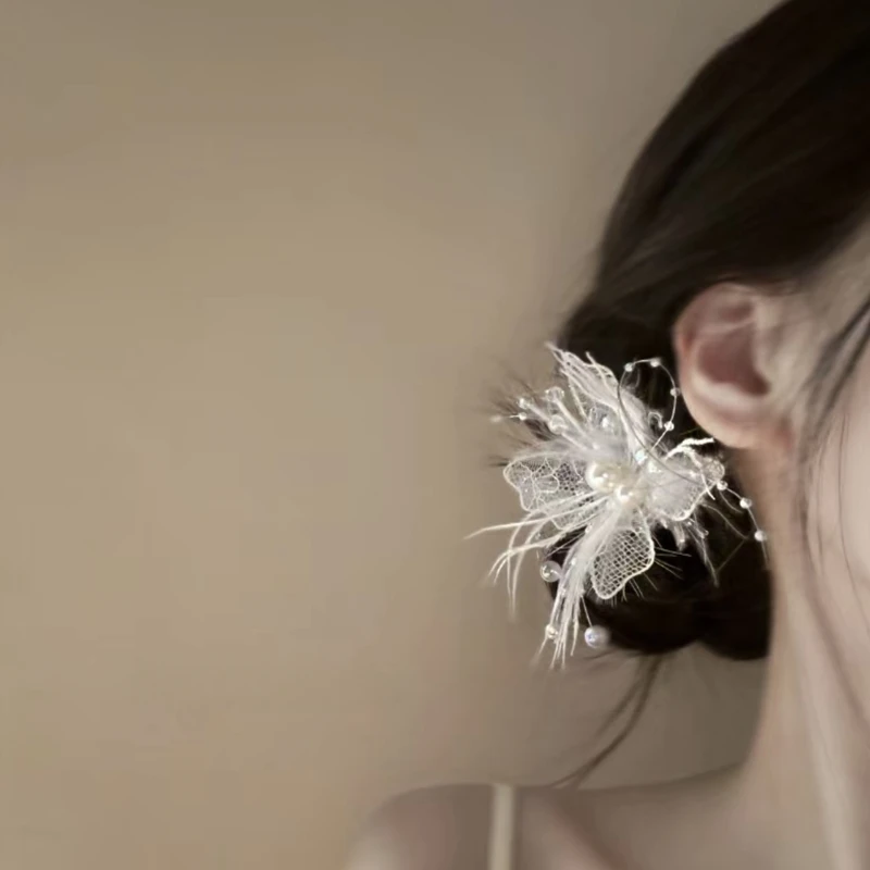 外ハネポニーテールの定番スタイル：レースと羽根の蝶型ヘアクリップで演出