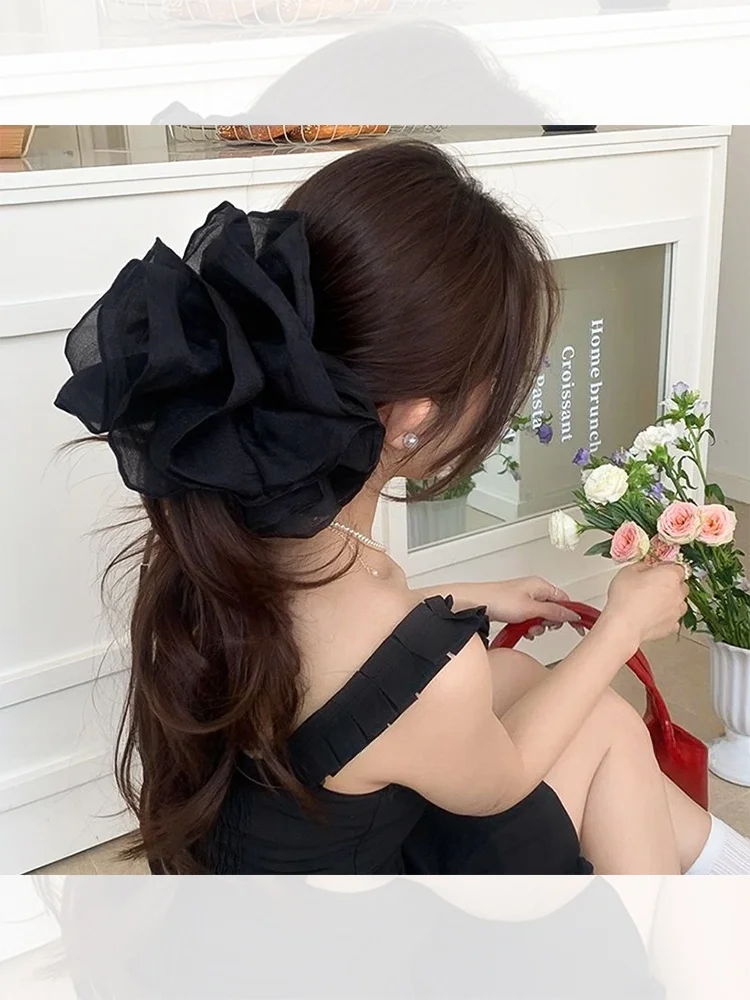 華やかなチュール素材のヘアゴムで簡単なポニーテールを実現