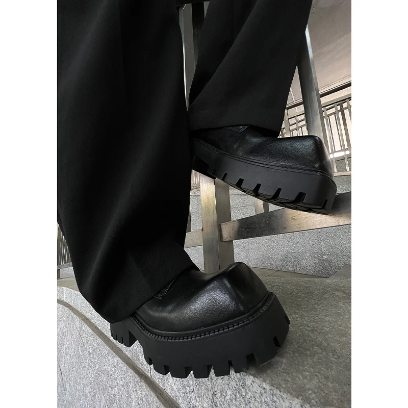 全身黒コーデで靴だけ白にしたいなら、どうやって着るの？