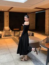 セクシーなオフショルダー長袖ニットワンピース【スリムフィット・斜め肩デザイン】