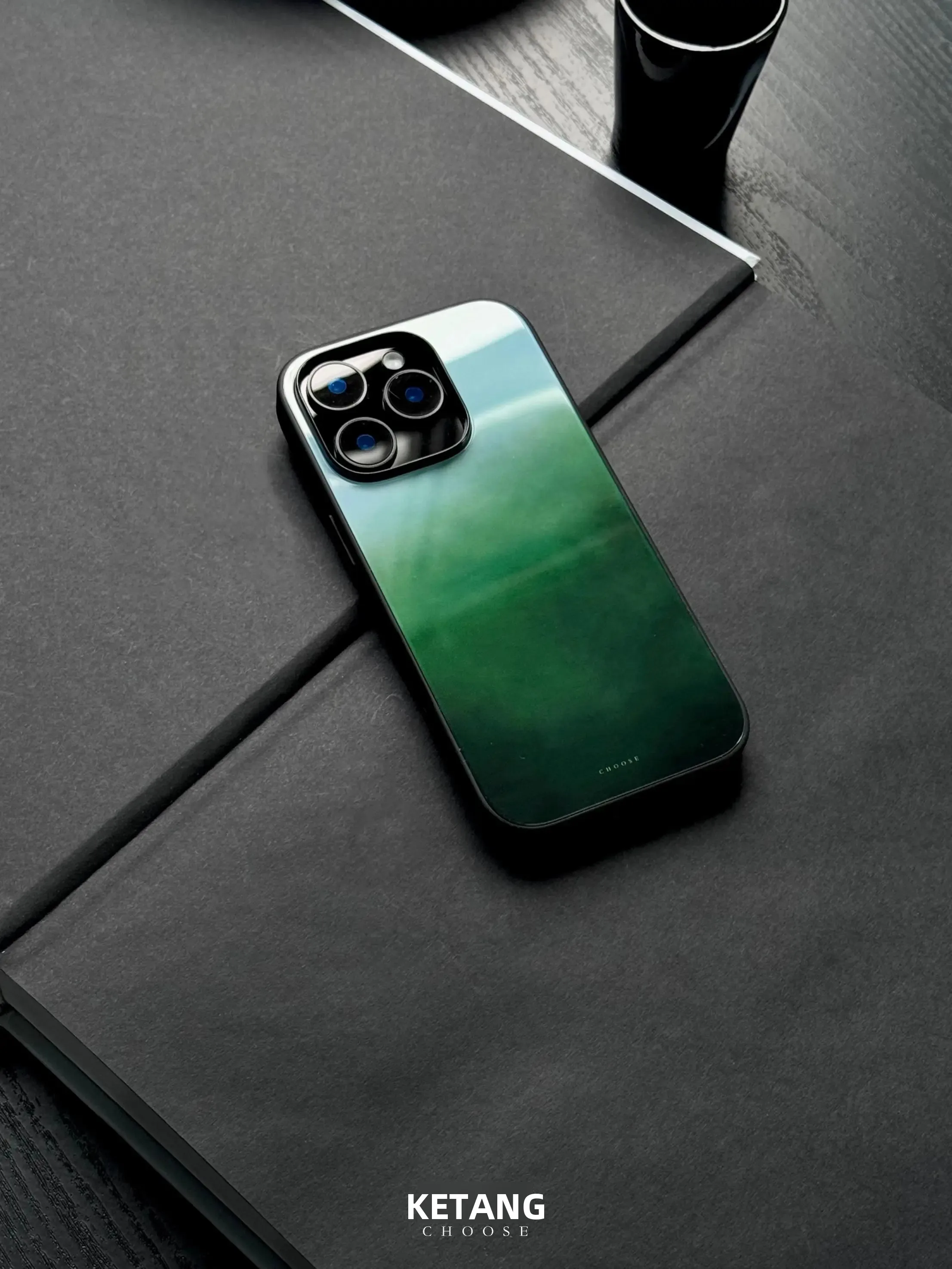 指紋がつかないスマホフィルムとベタベタしないケース、どちらを選ぶべき？