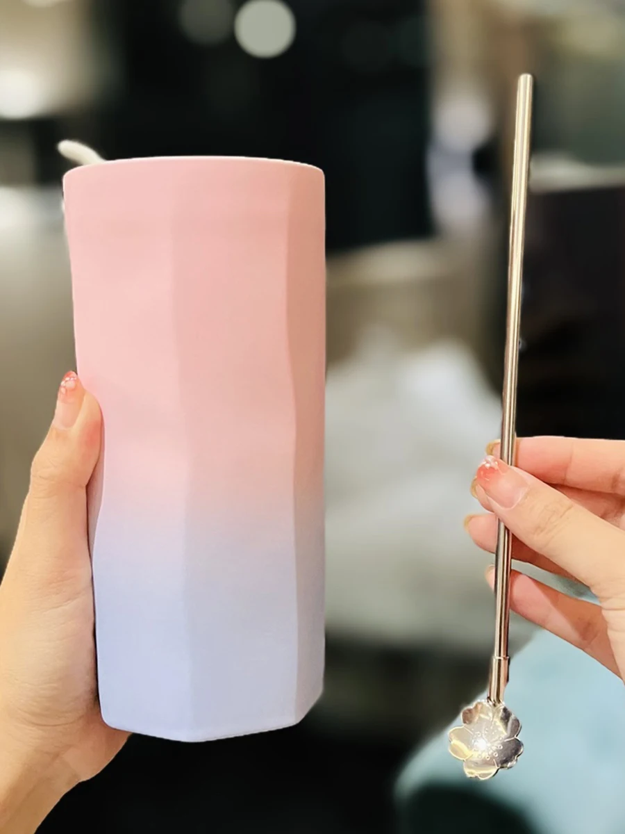 二重構造の耐熱セラミックマグカップ：グラデーションデザインでコーヒーを安定して楽しめる