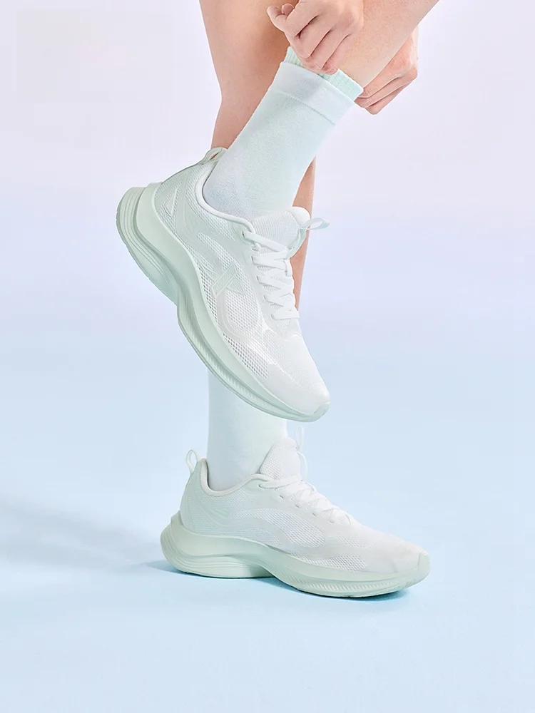 軽量で通気性のある女性用ランニングシューズ：薄型・極上の柔らかさ・メッシュ素材の実用性解析