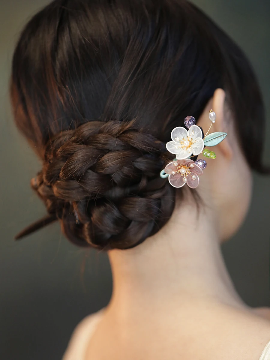 黒檀木製ヘアピン：現代的フラワーデザインが古風と現代を融合した髪まとめスタイル