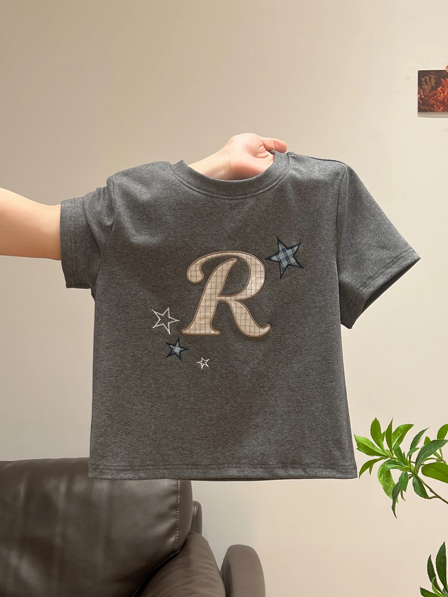 「tシャツ 小さい」はどうやって選ぶ？刺繍入りの修身型Tシャツが通勤スタイルを救う理由