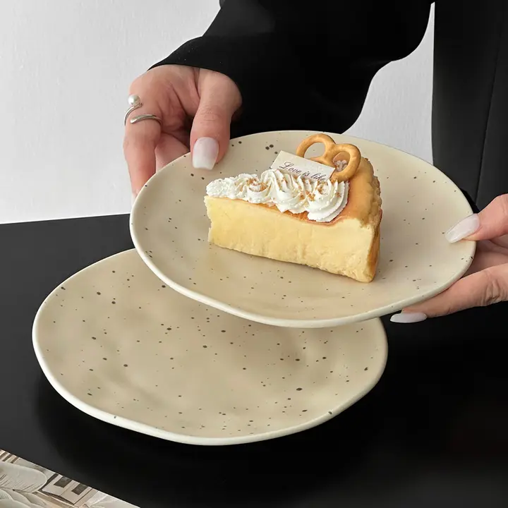レトロスタイルの陶器製スイーツプレート【水墨画デザイン・おしゃれなケーキ皿・アフタヌーンティー用】