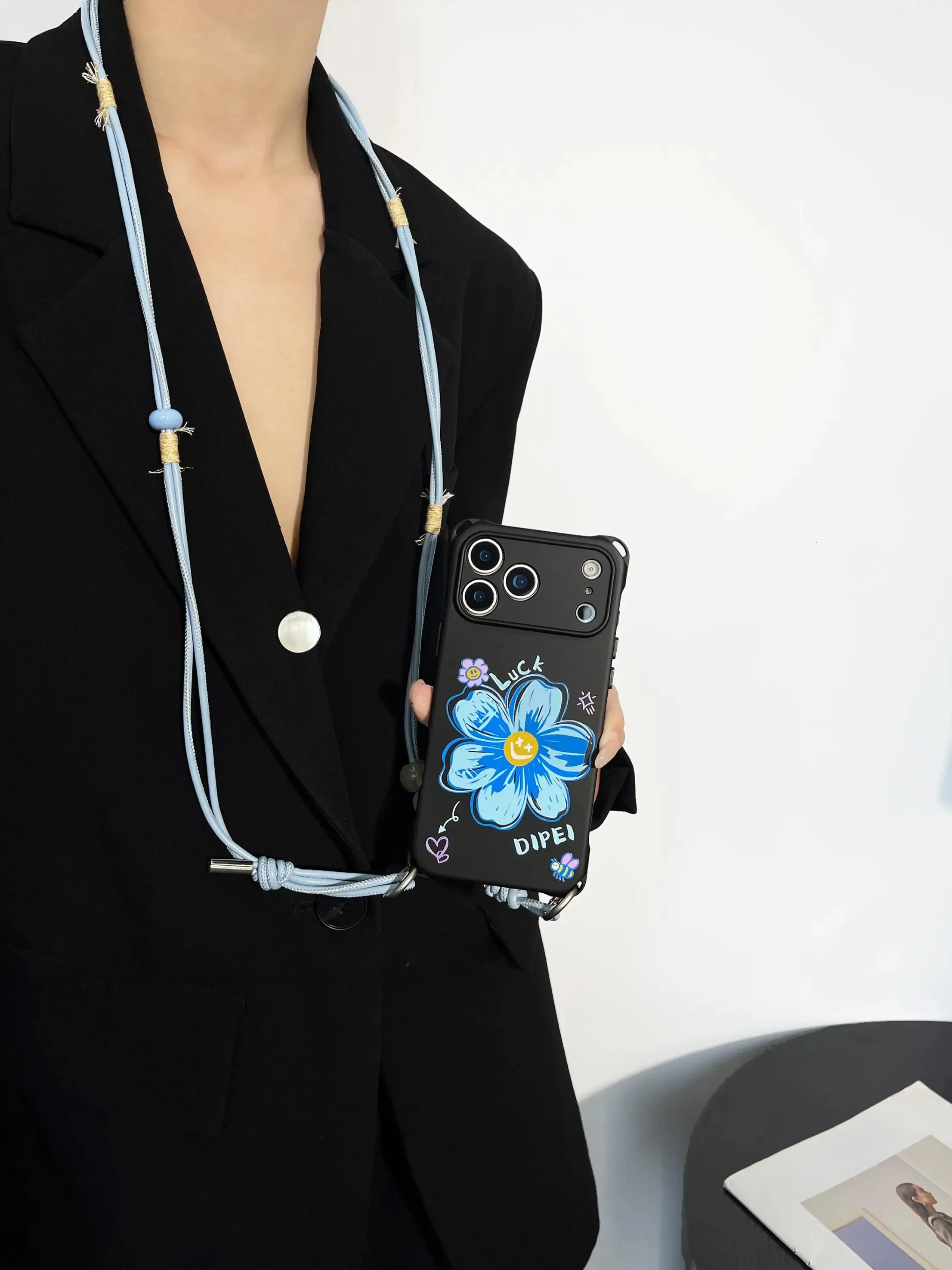 スマホケース ストラップホール は絶対に必要ですか？女性が選ぶ「ショルダーストラップ付き」のリアルな使い勝手とは
