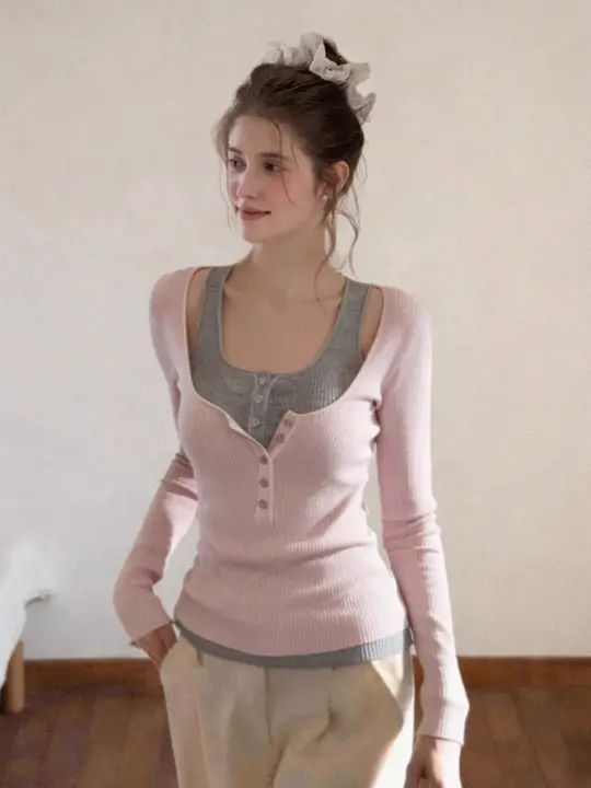シンプルなデザインのピンク長袖Tシャツ【ヘンリーネック・女性用・フィット感】（セットアップ対応）
