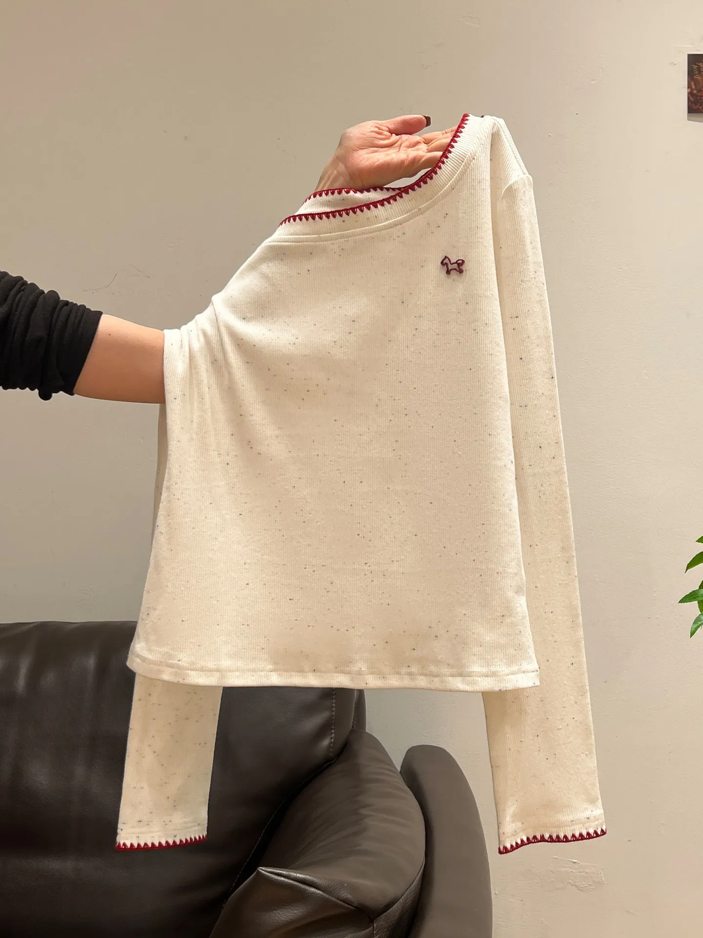 20代後半の女性が今、選ぶべき春のコーデは？斜め肩Tと刺繍デニムの組み合わせが答え