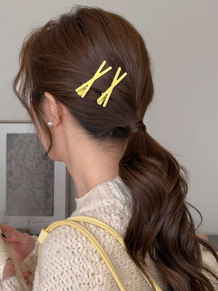 前髪 ポンパドール とは？カラフルなクロスサイドヘアクリップで前髪を固定する方法