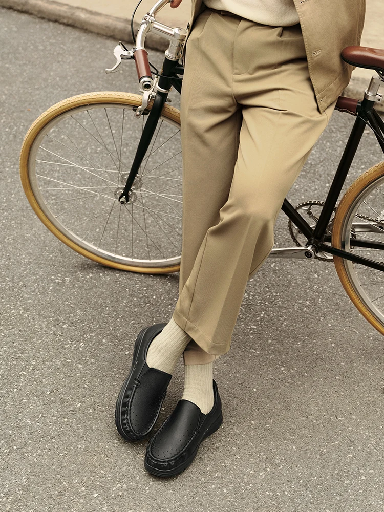 ビジネススラックスとスニーカーを組み合わせるとき、どうやって選ぶ？