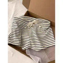 ラウンジ風 ホワイト短袖Tシャツとストライプショートパンツのルームウェア【カジュアルに外出可能】（セットアップ対応）
