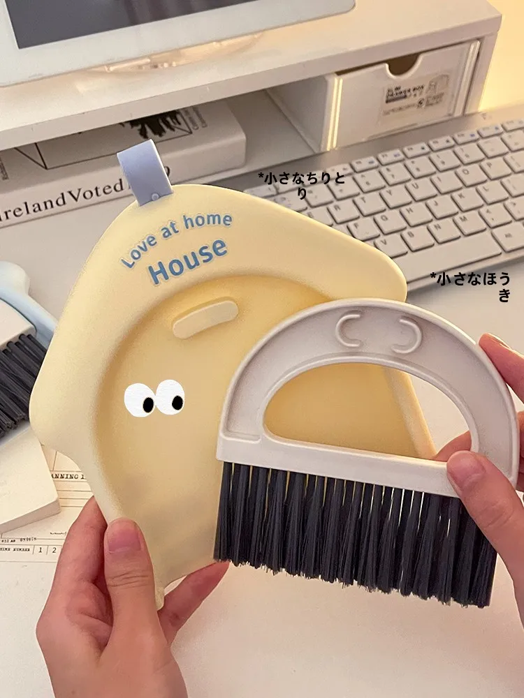 掃除道具をコンパクトに収納するなら、ミニデスク用ほうきセットは本当におすすめ？