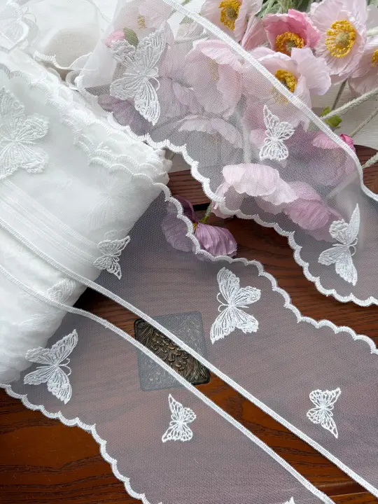 白い蝶の刺繍手作り DIY 生地