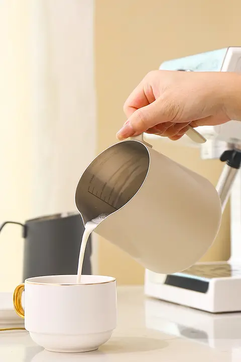プロ用ミルク泡立てカップ【ラテアート用・圧紋デザイン・先端ノズル】