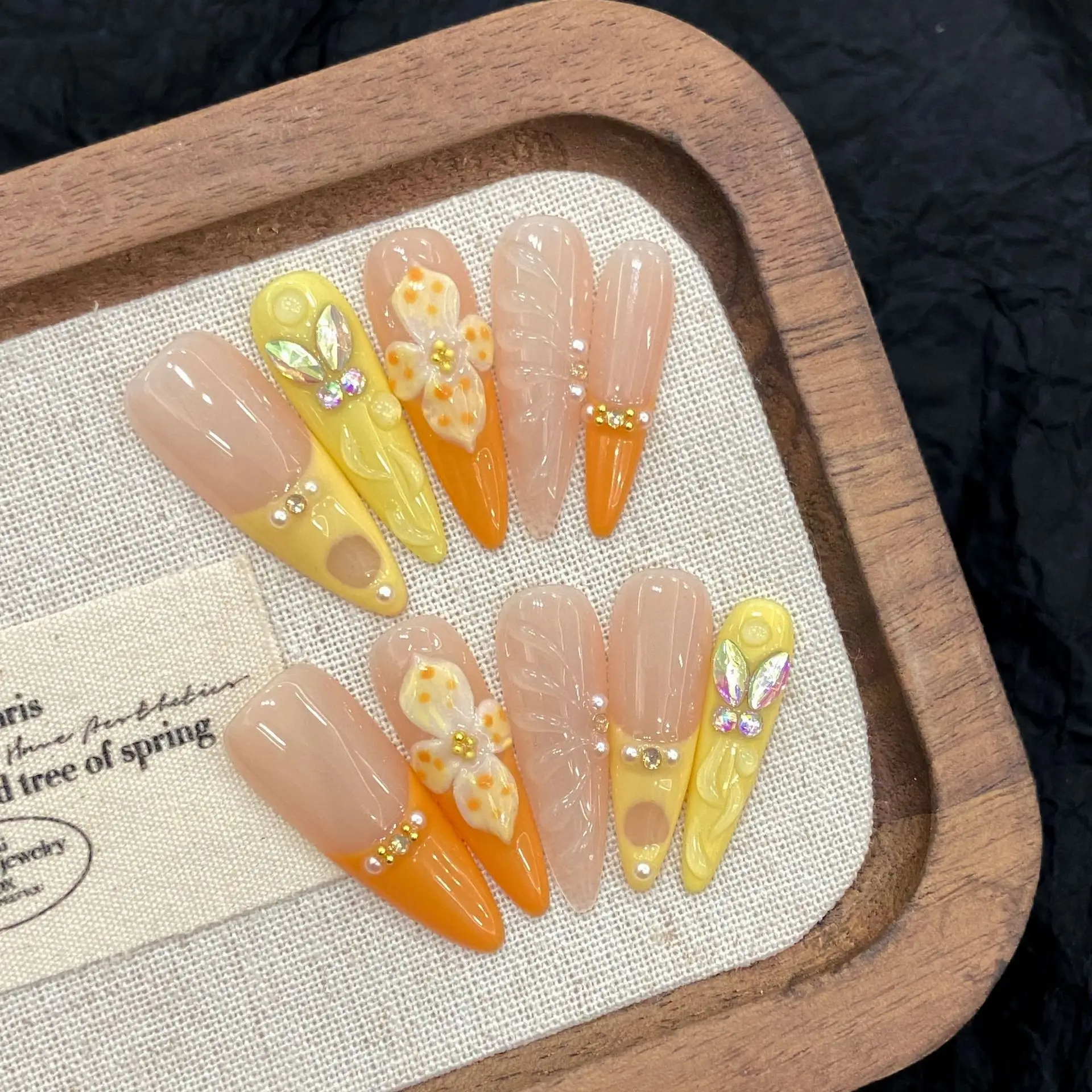 かっこいいおしゃれ大人の夏フットネイルにぴったりなデザインは？オレンジのフレンチネイルが夏の季節感を演出する理由