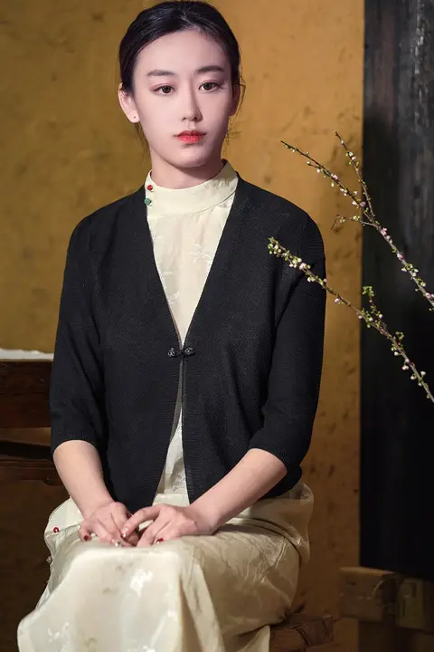 軽やかな羽根模様の黒色チャイナドレス風カーディガン【毛織り・開放的なデザイン】